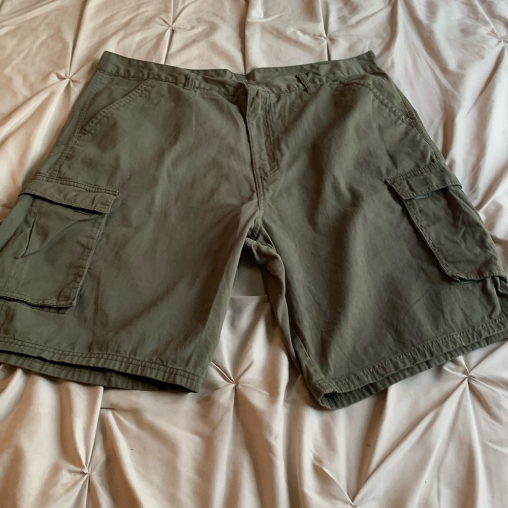 Men’s Open Trails green cargo shorts. Size 40